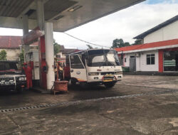 Iboet alias AS Mafia BBM Kebal Hukum! Diduga di Back Up Oknum Polisi, Gunakan Dump Truck dan Bus Hisap Solar Subsidi