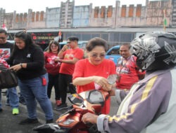 Gelorakan HUT Kemerdekaan RI, Pj Bupati Tamuntuan Bagikan Bendera ke Supir Angkot dan Tukang Ojek