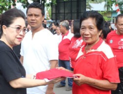 Sambut Dirgahayu Kemerdekaan RI , Pj Bupati Tamuntuan Bagikan 200 Bendera Merah Putih di Kecamatan Tamako
