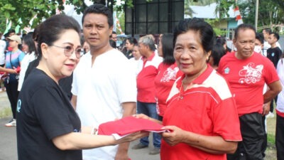 Sambut Dirgahayu Kemerdekaan RI , Pj Bupati Tamuntuan Bagikan 200 Bendera Merah Putih di Kecamatan Tamako