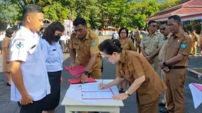 Pj Bupati Tamuntuan Serahkan SK Guru dan Nakes P3K