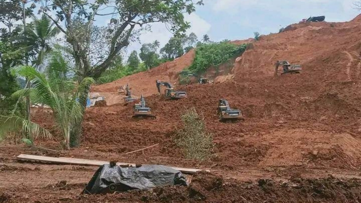 Aktivitas PETI di Hutan Tanah Mahamu Kecamatan Tabukan Selatan Tengah dengan eksavator yang mengakibatkan rusaknya hutan.