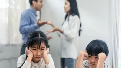 Gambar Ilustrasi pertengkaran orangtua didepan anak-anak