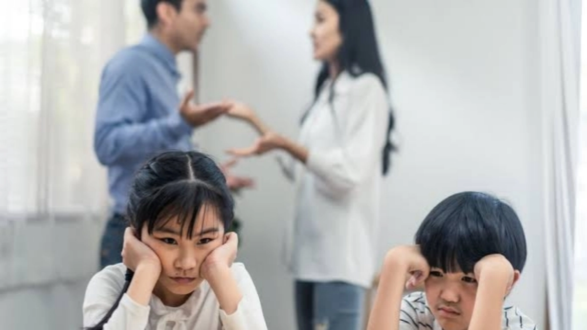 Gambar Ilustrasi pertengkaran orangtua didepan anak-anak