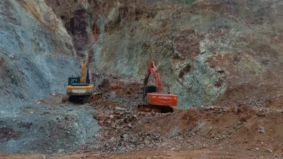 ||Sejumlah alat berat Excavator dioperasikan Elo, Stenly dan Refan dilokasi PETI di Desa Tobayagan Kecamatan Pinolosian Tengah, Bolsel, Masyarakat Desak Kapolda Sulut Copot Kapolres Bolsel||