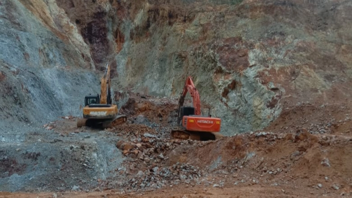 ||Sejumlah alat berat Excavator dioperasikan Elo, Stenly dan Refan dilokasi PETI di Desa Tobayagan Kecamatan Pinolosian Tengah, Bolsel, Masyarakat Desak Kapolda Sulut Copot Kapolres Bolsel||
