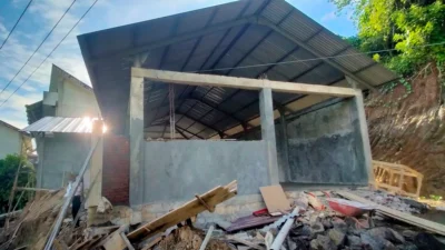 Kondisi proyek konstruksi pembangunan Recycling Center Politeknik Negeri Manado pada Maret 2025 lalu.