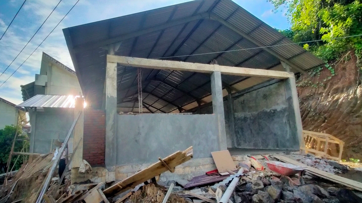 Kondisi proyek konstruksi pembangunan Recycling Center Politeknik Negeri Manado pada Maret 2025 lalu.