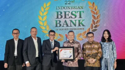 Wakil Ketua Dewan Pengawas DANANTARA Prof. Dr Muliaman Hadad dan Ketua Komisi XI DPR RI Bidang Keuangan Perbankan Mukhamad Misbakhun menyerahkan Penghargaan Best Regional Bank in Service Excellence dari Infobank & Marketing Research Indonesia (MRI) ke Bank SulutGo dalam ajang bergengsi 22nd Indonesian Best Bank Service Excellence 2025.