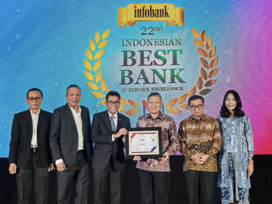 Wakil Ketua Dewan Pengawas DANANTARA Prof. Dr Muliaman Hadad dan Ketua Komisi XI DPR RI Bidang Keuangan Perbankan Mukhamad Misbakhun menyerahkan Penghargaan Best Regional Bank in Service Excellence dari Infobank & Marketing Research Indonesia (MRI) ke Bank SulutGo dalam ajang bergengsi 22nd Indonesian Best Bank Service Excellence 2025.