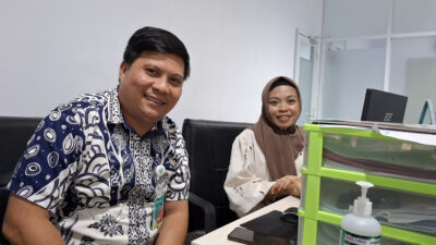 Penanggungjawab Hukum RSUP Prof dr RD Kandou, Ronald Lumi, SH bersama salah seorang staf