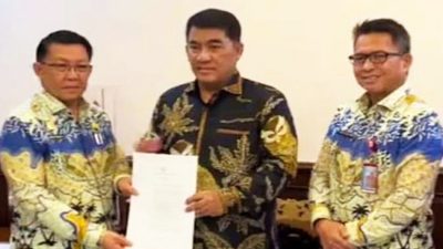 Denny Mangala (kiri) saat menerima SK Plh Sekprov Sulut dari Gubernur Yulius Selvanus