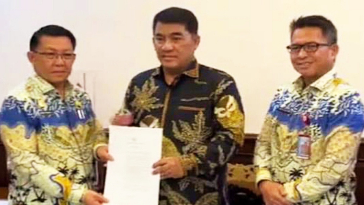 Denny Mangala (kiri) saat menerima SK Plh Sekprov Sulut dari Gubernur Yulius Selvanus